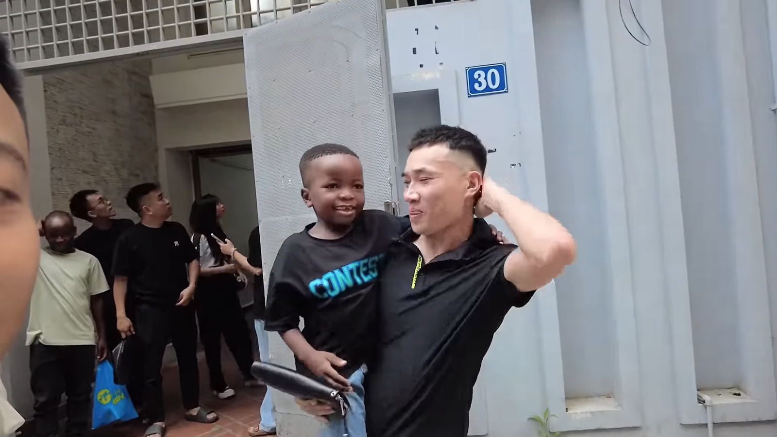 Quang Linh - Lôi Con đi thăm Quang Dũng Vlog, hé lộ sức khỏe của đồng nghiệp - Hình 6