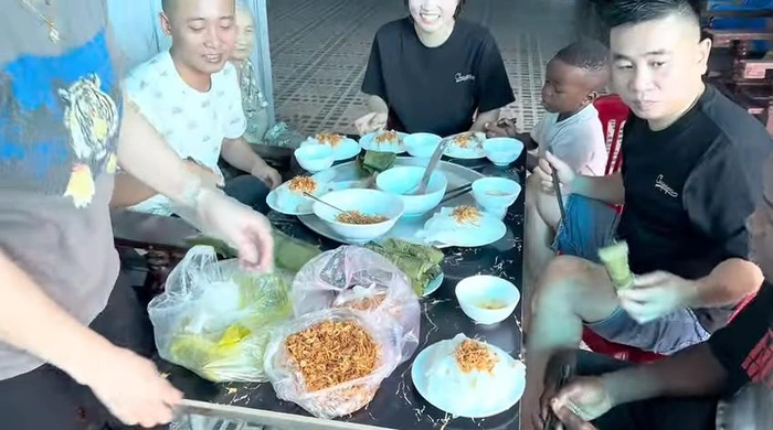 Quang Linh - Lôi Con đi thăm Quang Dũng Vlog, hé lộ sức khỏe của đồng nghiệp - Hình 3
