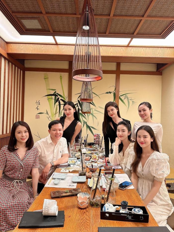 Bác sĩ Cao Hữu Thịnh mang hoa tỏ tình Hòa Minzy, nhận xét điều này về bé Bo? - Hình 2