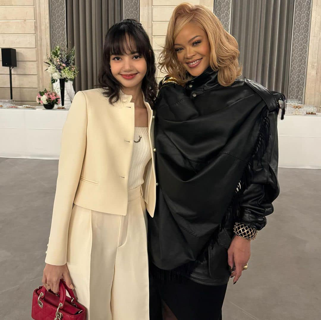 Hội mỹ nhân Hollywood u mê Lisa: Taylor Swift như chị em, Ariana Grande ưu ái - Hình 1