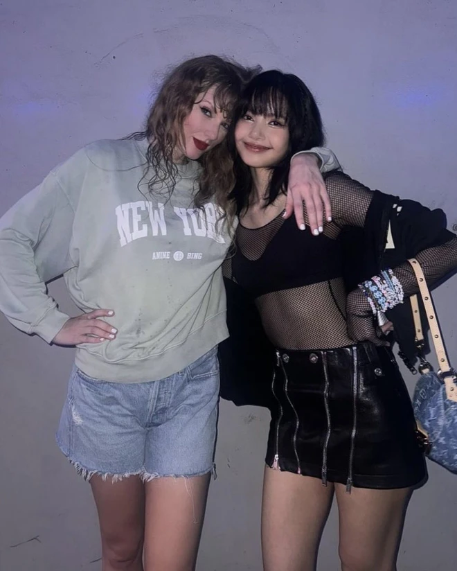 Hội mỹ nhân Hollywood u mê Lisa: Taylor Swift như chị em, Ariana Grande ưu ái - Hình 3