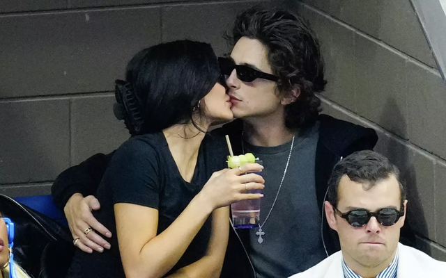Rộ tin Kylie Jenner mang thai với bạn trai Timothée Chalamet? - Hình 1