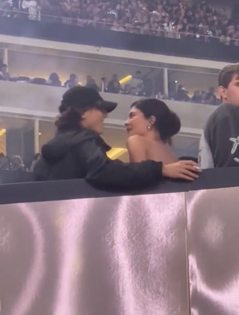 Rộ tin Kylie Jenner mang thai với bạn trai Timothée Chalamet? - Hình 3