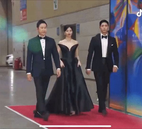 Suzy đăng ảnh má kề má Park Bo Gum, đáp trả nghi vấn bị bài xích 5 lần làm MC Baeksang - Hình 4