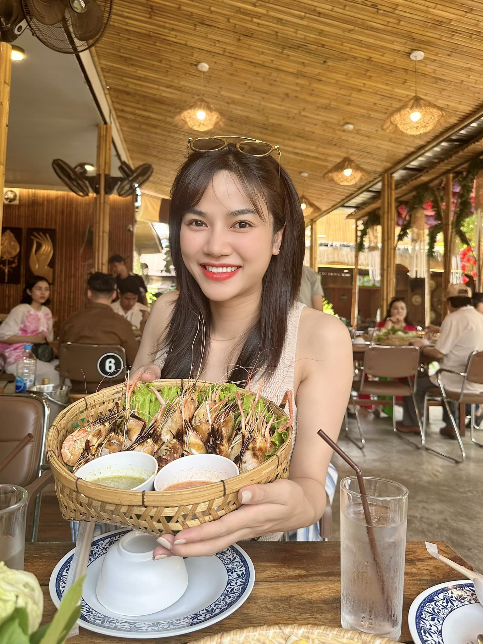 B Trần và Quỳnh Kool tay trong tay, Đan Trường đưa con trai du lịch Trung Quốc - Hình 11