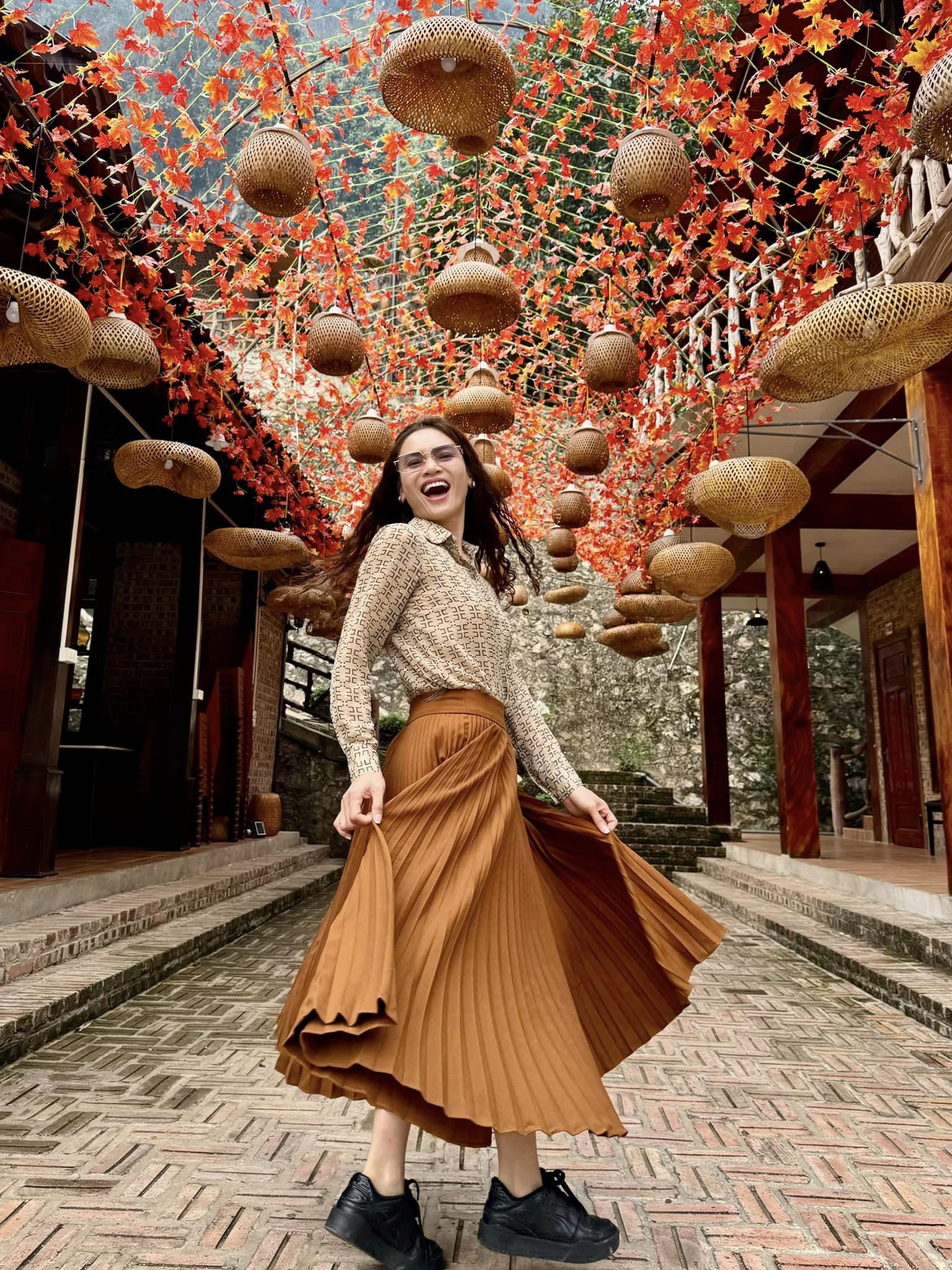 B Trần và Quỳnh Kool tay trong tay, Đan Trường đưa con trai du lịch Trung Quốc - Hình 12