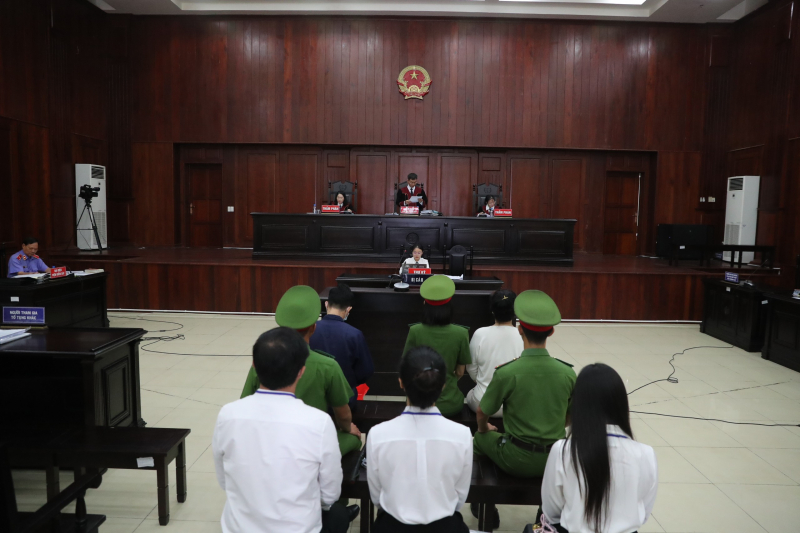 Bị cáo Đặng Anh Quân cổ vũ tinh thần, tiếp thêm ý chí cho bị cáo Nguyễn Phương Hằng - Hình 2