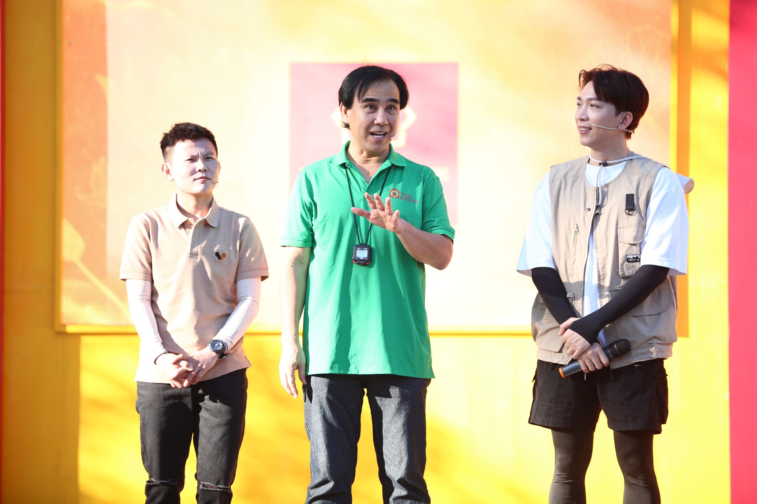 Cầu thủ Bích Thùy tham gia show thực tế, khóc nghẹn trước cậu bé mồ côi - Hình 1