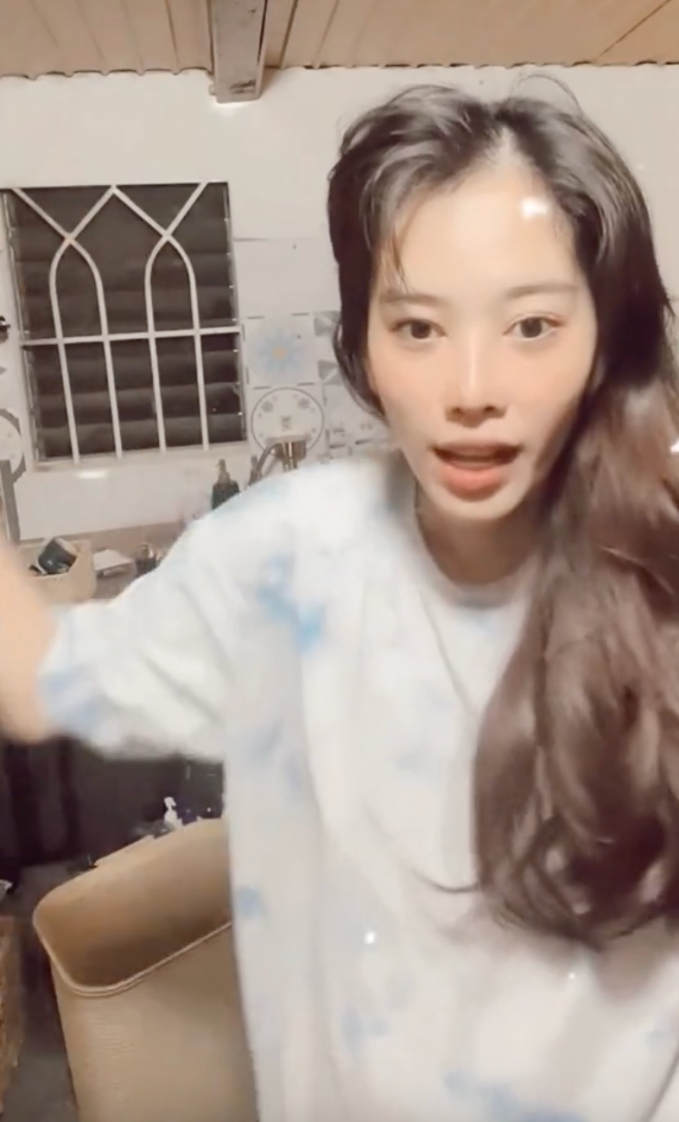Fan khóc khi xem Nam Em hát live lần cuối trước khi dọn đồ lên Đà Lạt - Hình 2
