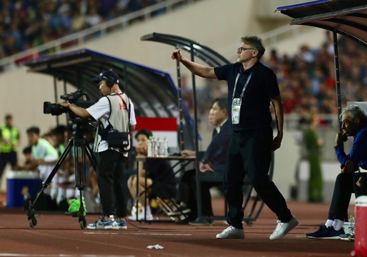 HLV Troussier phải rời đội tuyển Việt Nam: Shin Tae Yong không vui - Hình 2