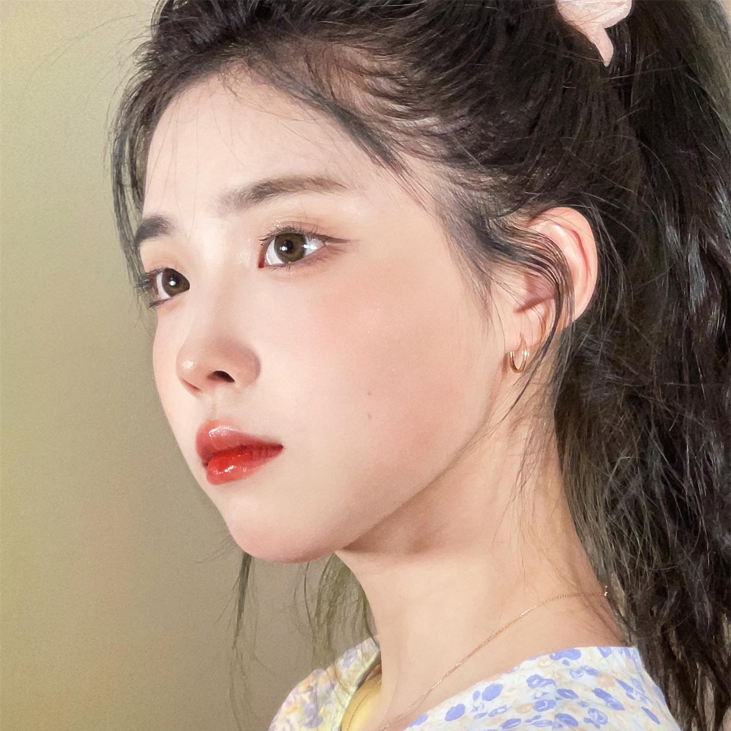 Hot girl Trung Quốc nổi lên vì có ngoại hình giống IU, vibe xinh đẹp khiến dân mạng chao đảo - Hình 1