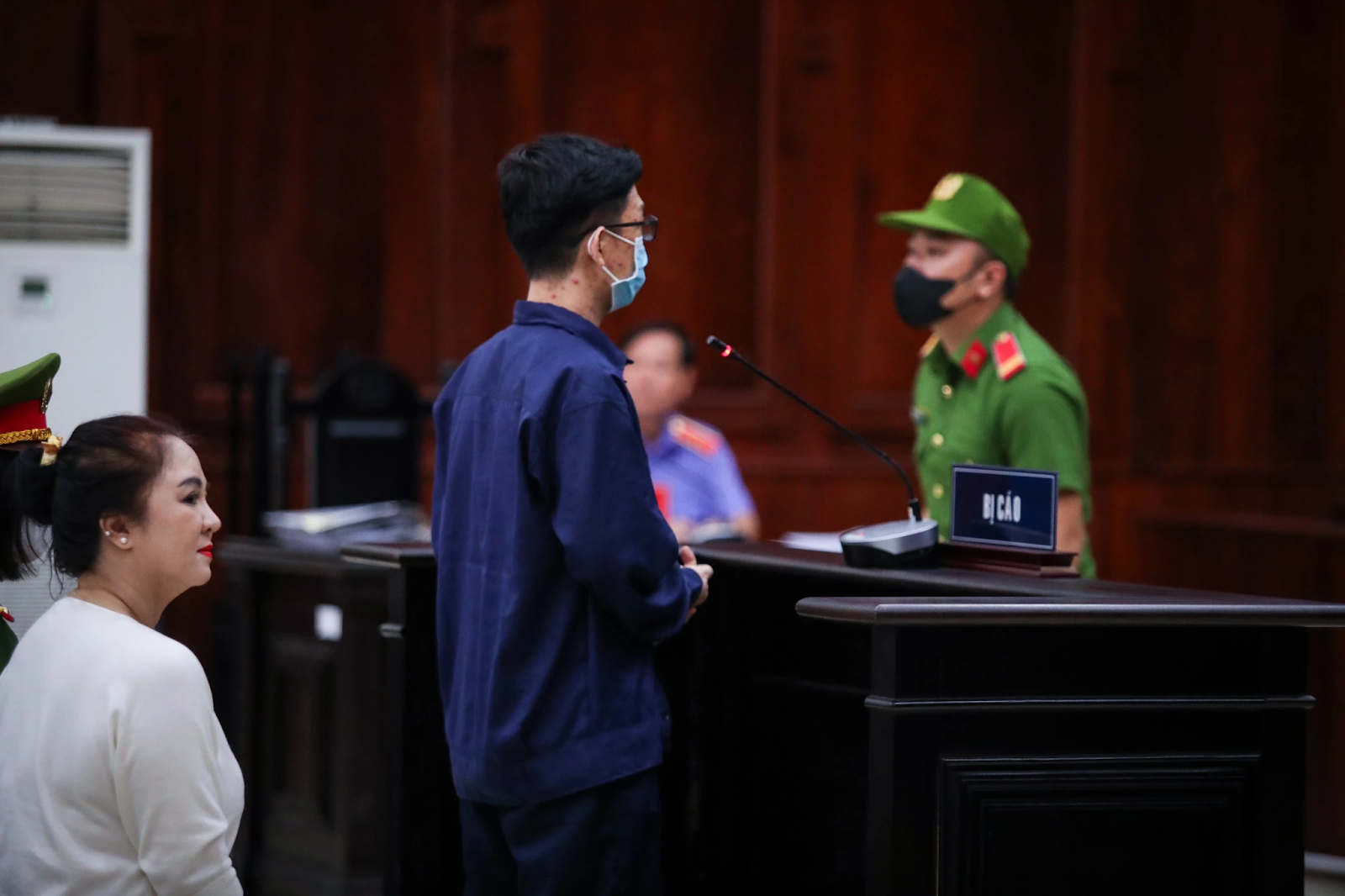 Nguyễn Phương Hằng tươi cười, ôm lấy nhân viên, bị Đinh Lan đòi 3 tỷ bồi thường - Hình 4