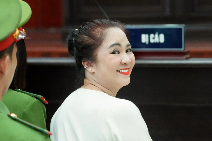 Nguyễn Phương Hằng tươi cười, ôm lấy nhân viên, bị Đinh Lan đòi 3 tỷ bồi thường - Hình 1