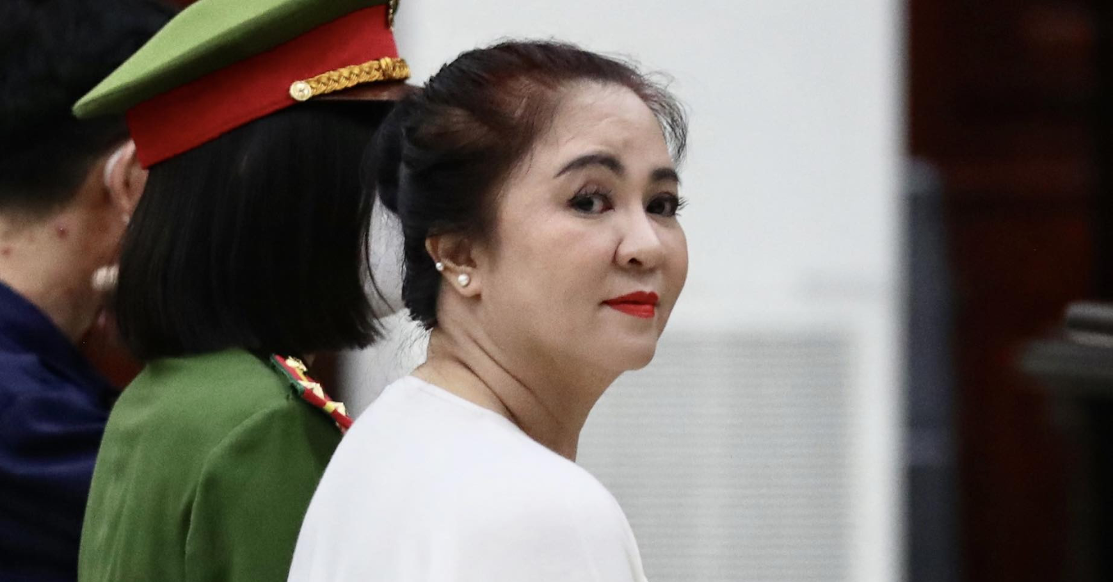 Nguyễn Phương Hằng tươi cười, ôm lấy nhân viên, bị Đinh Lan đòi 3 tỷ bồi thường - Hình 2