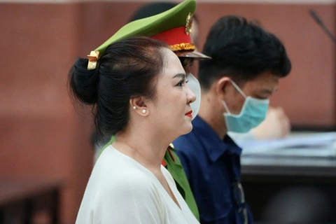 Nguyễn Phương Hằng tươi cười, ôm lấy nhân viên, bị Đinh Lan đòi 3 tỷ bồi thường - Hình 3