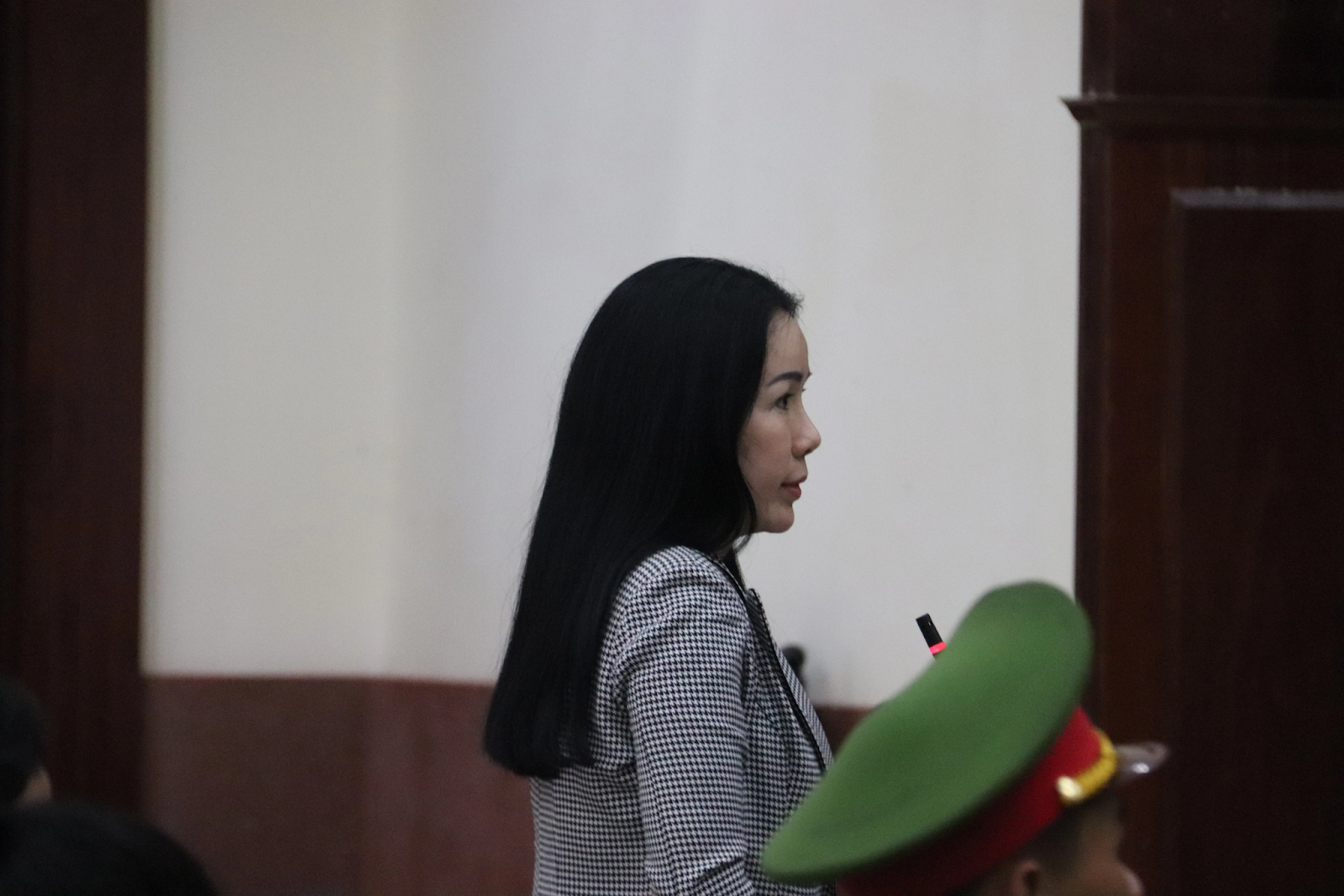 Nguyễn Phương Hằng tươi cười, ôm lấy nhân viên, bị Đinh Lan đòi 3 tỷ bồi thường - Hình 7