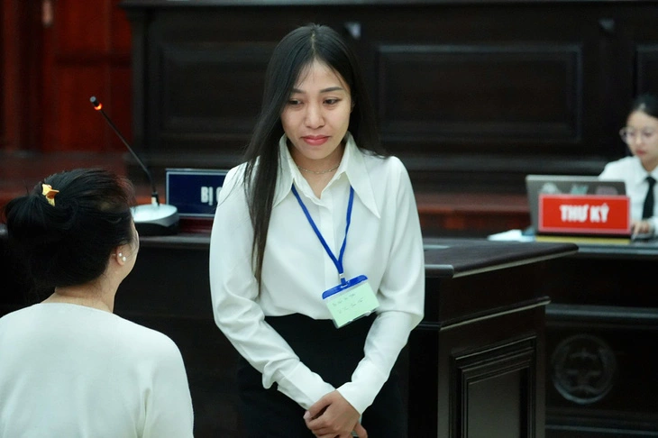 Nguyễn Phương Hằng tươi cười, ôm lấy nhân viên, bị Đinh Lan đòi 3 tỷ bồi thường - Hình 6
