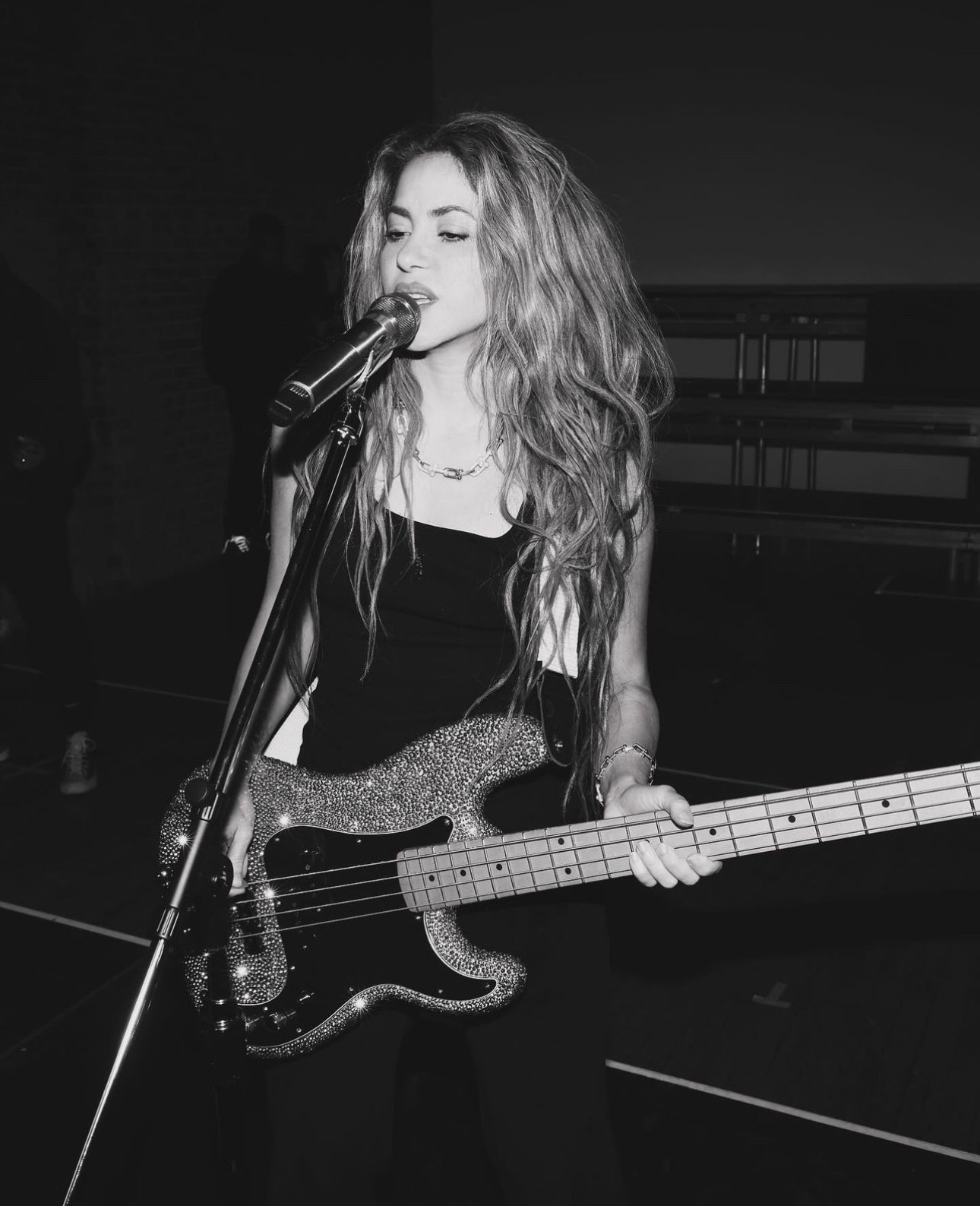 Rộ tin Shakira hẹn hò tình mới sau 2 năm chia tay siêu sao bóng đá Piqué - Hình 4