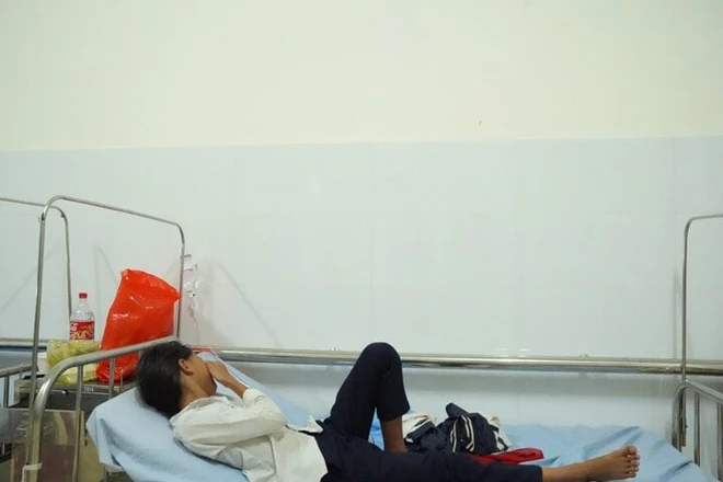 Lâm Đồng: 30 học sinh nhập viện vì ăn kẹo không rõ nguồn gốc trước cổng trường - Hình 1