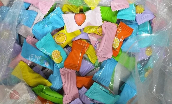Lâm Đồng: 30 học sinh nhập viện vì ăn kẹo không rõ nguồn gốc trước cổng trường - Hình 3