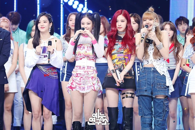 BLACKPINK lại được réo tên giữa lúc ILLIT bị ném đá sân khấu encore - Hình 5