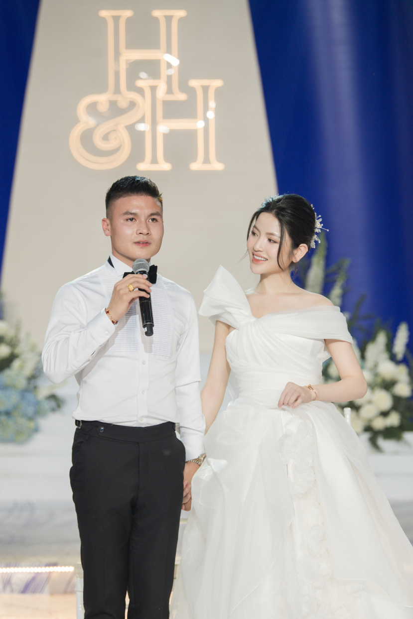 Quang Hải có ekip chụp ảnh cưới mới cực xịn, đăng đàn dằn mặt studio cũ - Hình 1