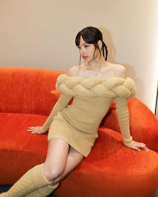 Lisa diện mốt thời trang phang thời tiết, xúc động nhắn nhủ tới fan một điều - Hình 3