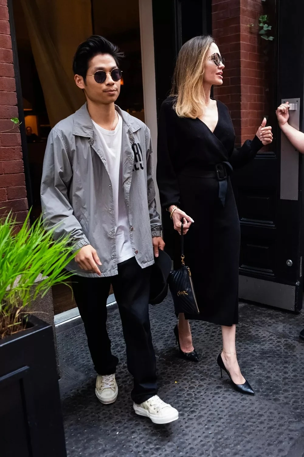 Pax Thiên xuất hiện lẻ bóng sau bất hoà với em gái Shiloh vì Brad Pitt - Hình 5