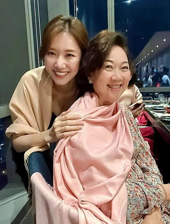 Hari Won bận việc riêng, vắng mặt trong bữa tiệc gia đình Trấn Thành - Hình 5