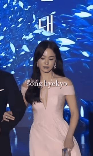 Song Hye Kyo, Suzy và 1 idol có visual rất sang không hẹn mà cùng hở bạo tinh tế tại Baeksang 2024 - Hình 9