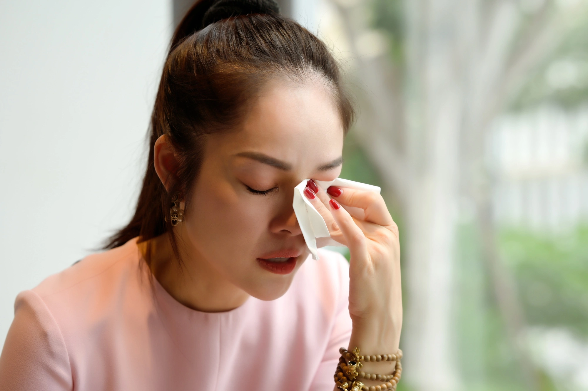 Dương Cẩm Lynh bị chủ nợ tới đoàn phim đòi 6 tỷ, nức nở khi bị mọi người xa lánh - Hình 4