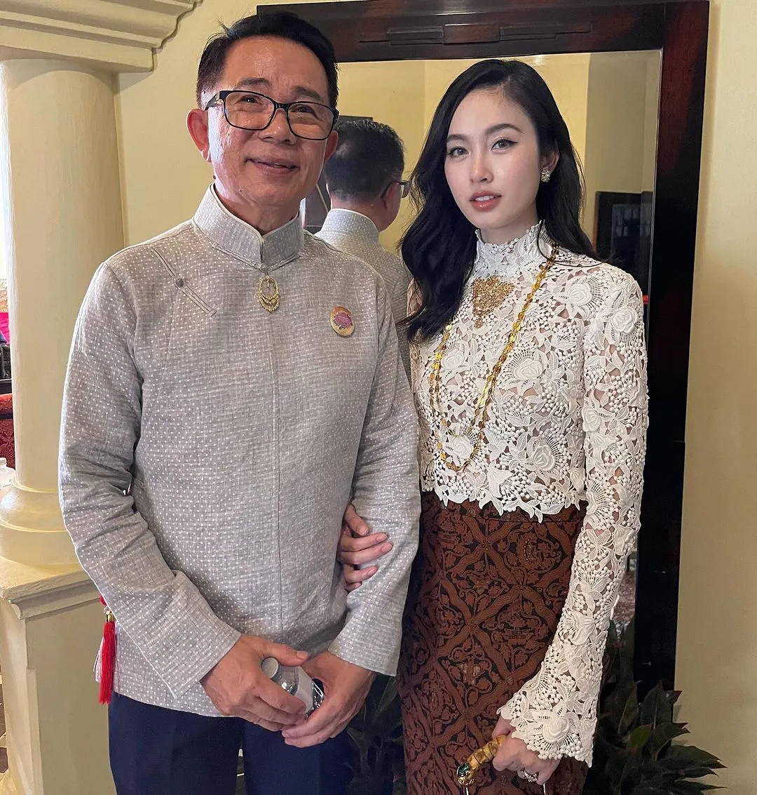 Hoa hậu chuyển giới Nong Poy U40 đẹp không tì vết, hạnh phúc bên chồng - Hình 4
