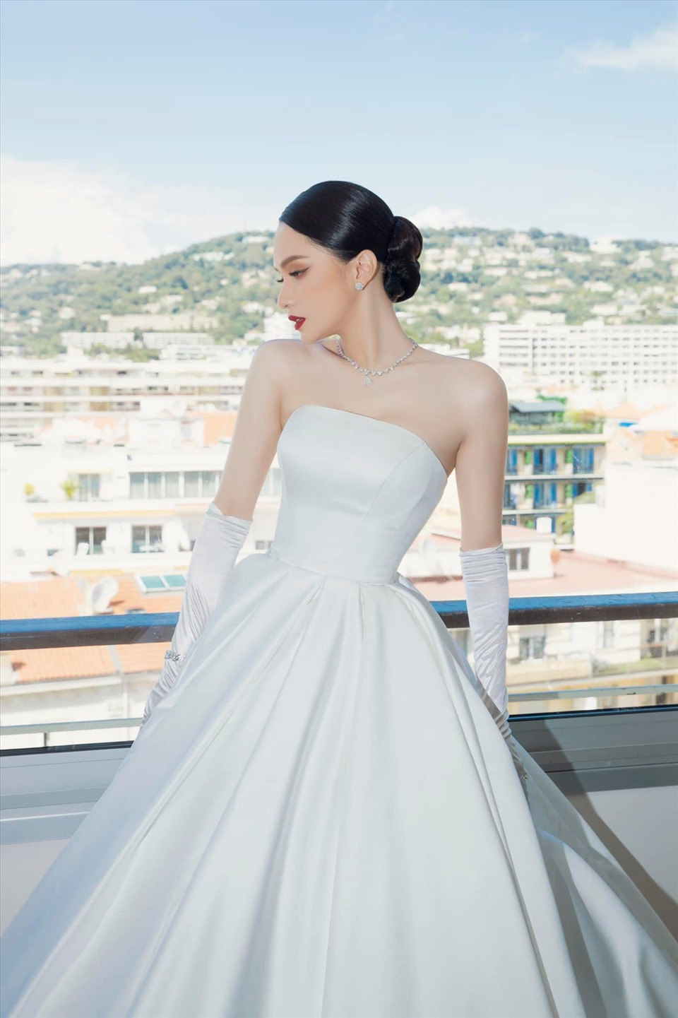 Hoa hậu Hương Giang bị netizen tố là thánh nổ chuyện thảm đỏ Cannes - Hình 5