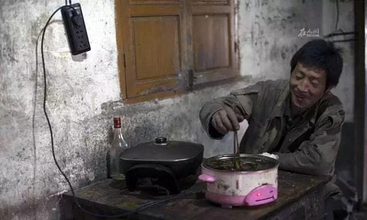 Người bán rau nhận nuôi con rơi của chủ tịch, 10 năm sau nhận cái kết không ngờ - Hình 3