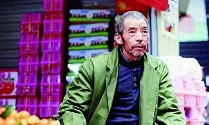 Người bán rau nhận nuôi con rơi của chủ tịch, 10 năm sau nhận cái kết không ngờ - Hình 1