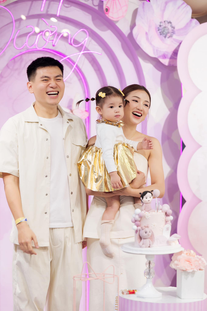 Pam Yêu Ơi la hét, khóc ăn vạ, ba Long đành để con rửa tay bằng nước mắt - Hình 1