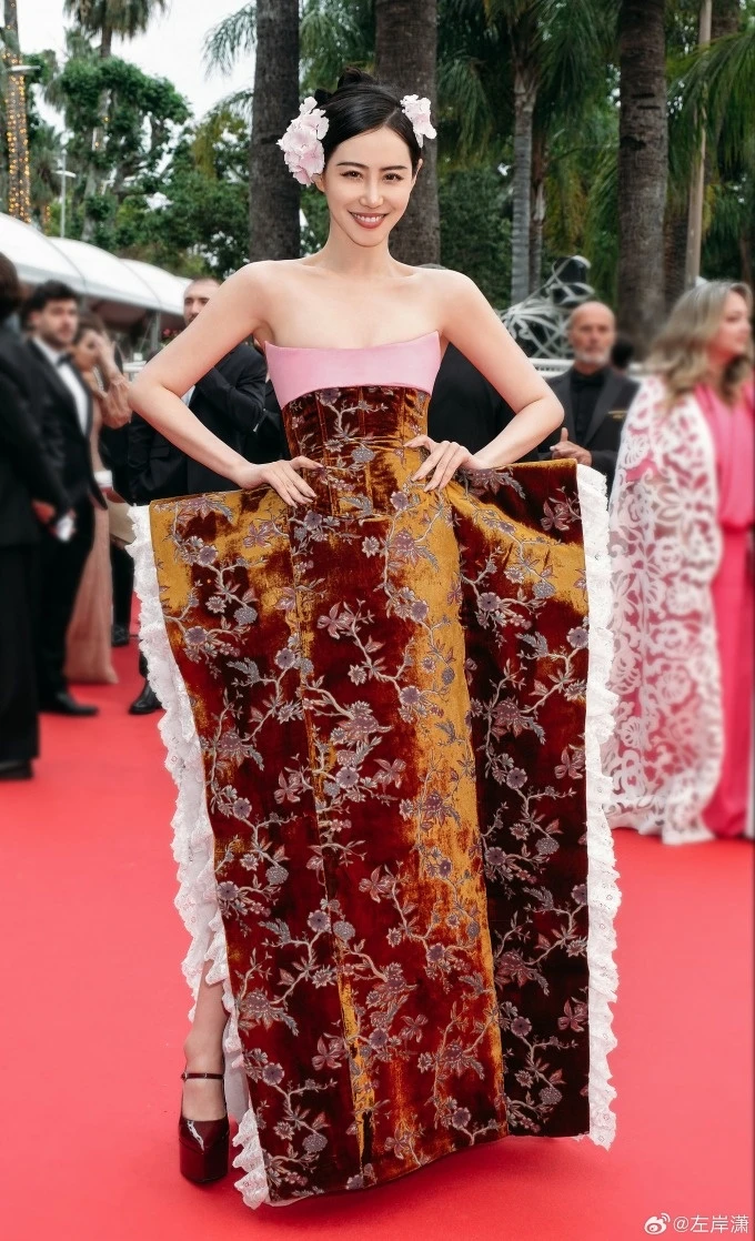 LHP Cannes: Vài phút uốn éo trên thảm đỏ, loạt sao kém tiếng phải chi bao nhiêu? - Hình 4
