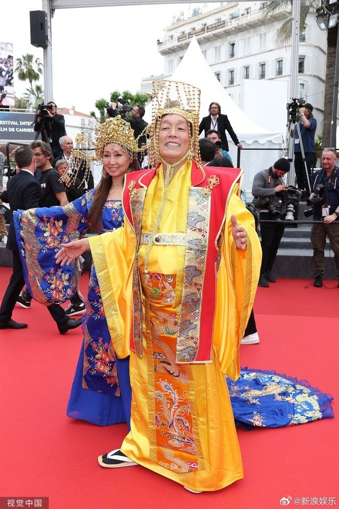 LHP Cannes: Vài phút uốn éo trên thảm đỏ, loạt sao kém tiếng phải chi bao nhiêu? - Hình 1