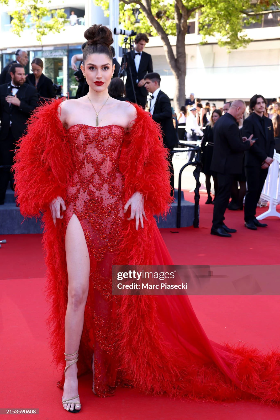 Miss Universe 2023 bị chê sến sẩm khi dự Cannes, thua xa con cưng Mr. Nawat - Hình 5