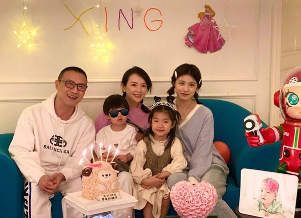 Chồng cũ Chương Tử Di thừa nhận hẹn hò mỹ nữ Tân Cương, ra sức bảo vệ tình trẻ - Hình 6