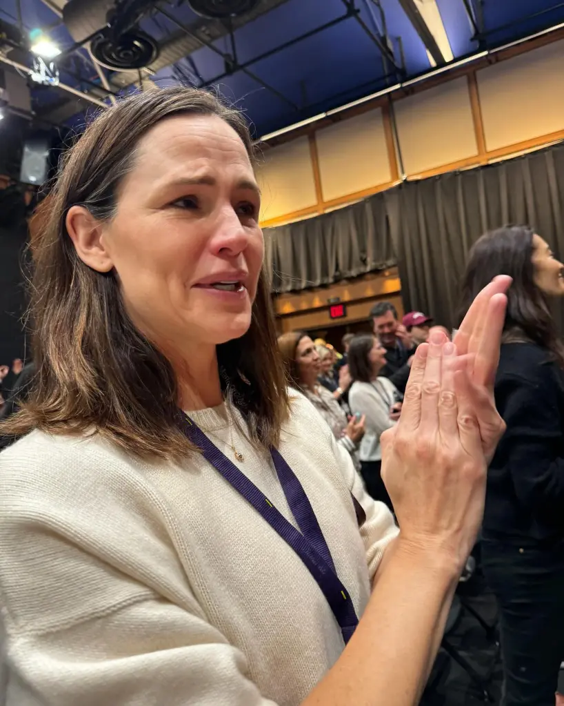 Jennifer Garner khóc trong ngày trọng đại, sốc khi ái nữ cạo đầu, đổi giới tính - Hình 2