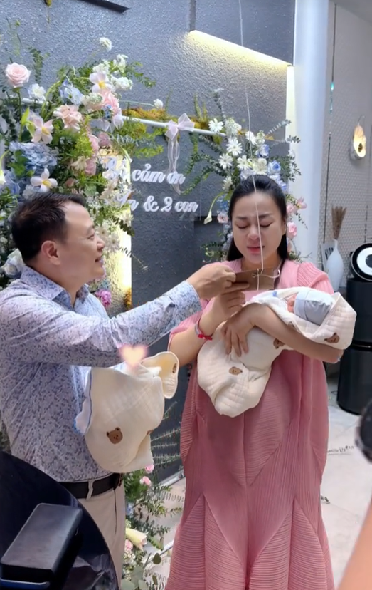 Phương Oanh vừa về sau sinh đã khóc nức nở, Shark Bình ẩn ý con riêng con chung - Hình 1