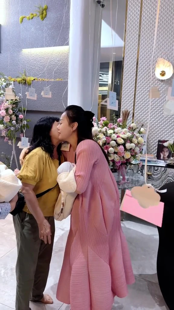 Phương Oanh vừa về sau sinh đã khóc nức nở, Shark Bình ẩn ý con riêng con chung - Hình 2