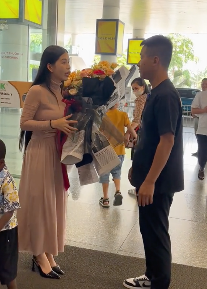 Hằng Du Mục bị em rọt Quang Linh dìm thê thảm, chẳng bù Thùy Tiên xinh hết nấc - Hình 4
