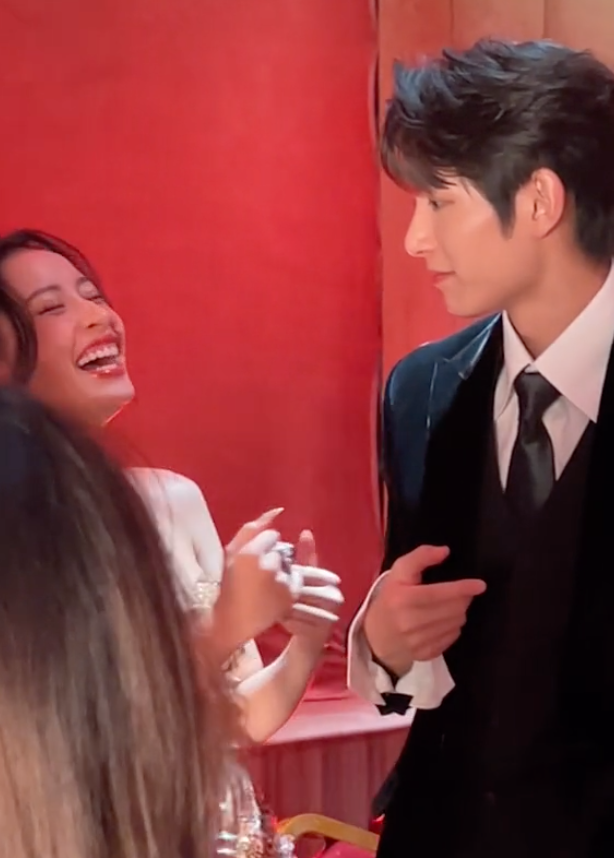 Phàn Trị Hân lộ cảnh hậu trường với Chi Pu, nhìn nhau ngọt như mật, fan hú hét - Hình 4