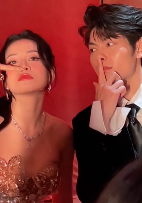 Phàn Trị Hân lộ cảnh hậu trường với Chi Pu, nhìn nhau ngọt như mật, fan hú hét - Hình 3
