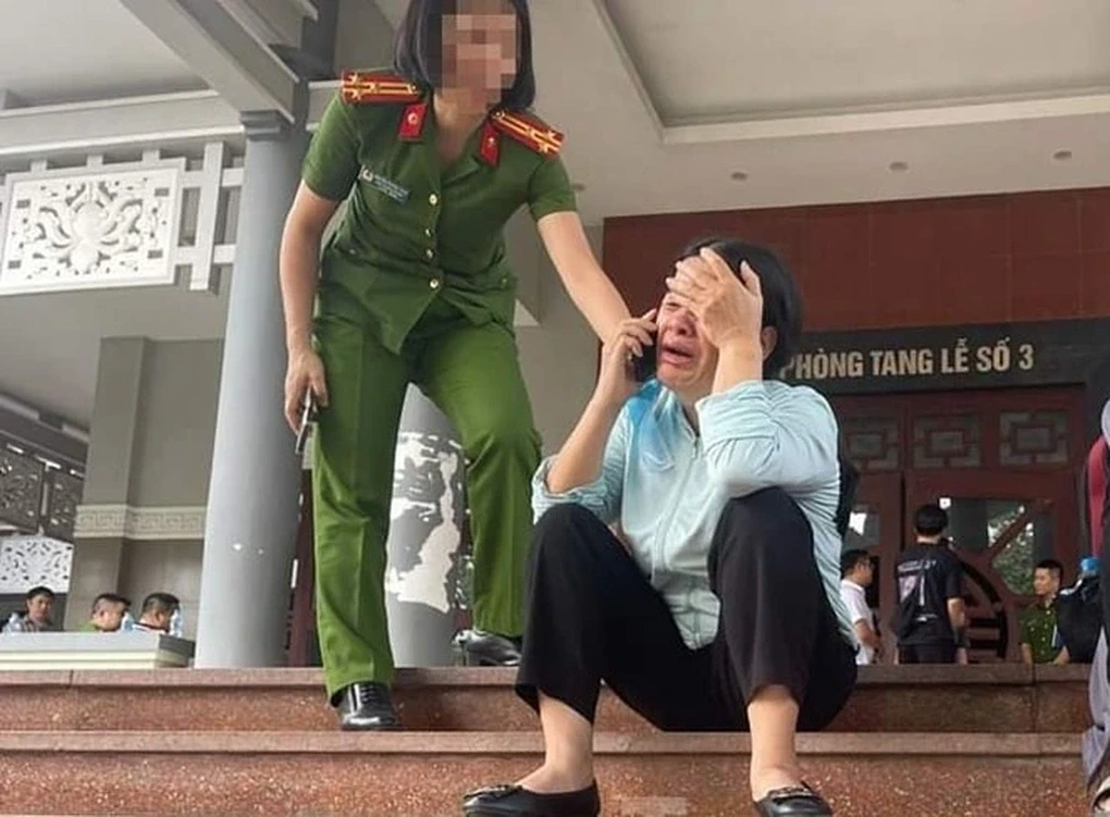Cháy nhà trọ Trung Kính: nạn nhân trẻ nhất 23 tuổi, mẹ khóc nghẹn đến nhận con - Hình 2