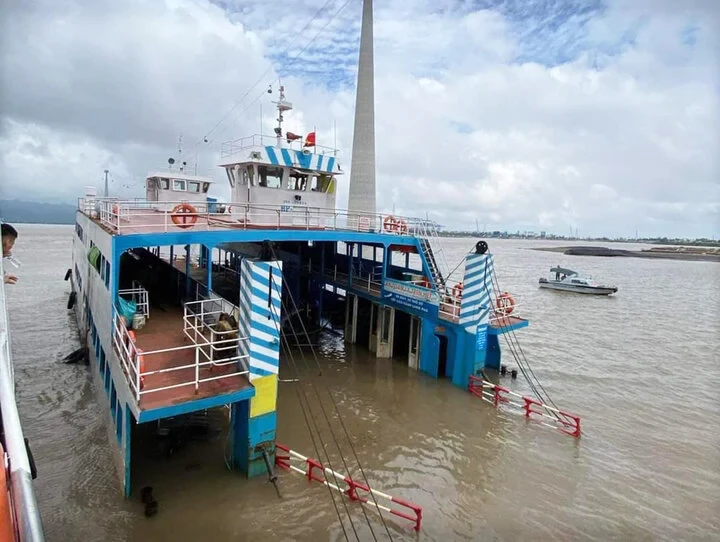 Hải Phòng: Phà chở khách ra đảo Cát Bà gặp sự cố, nước tràn vào khoang suýt chìm - Hình 1