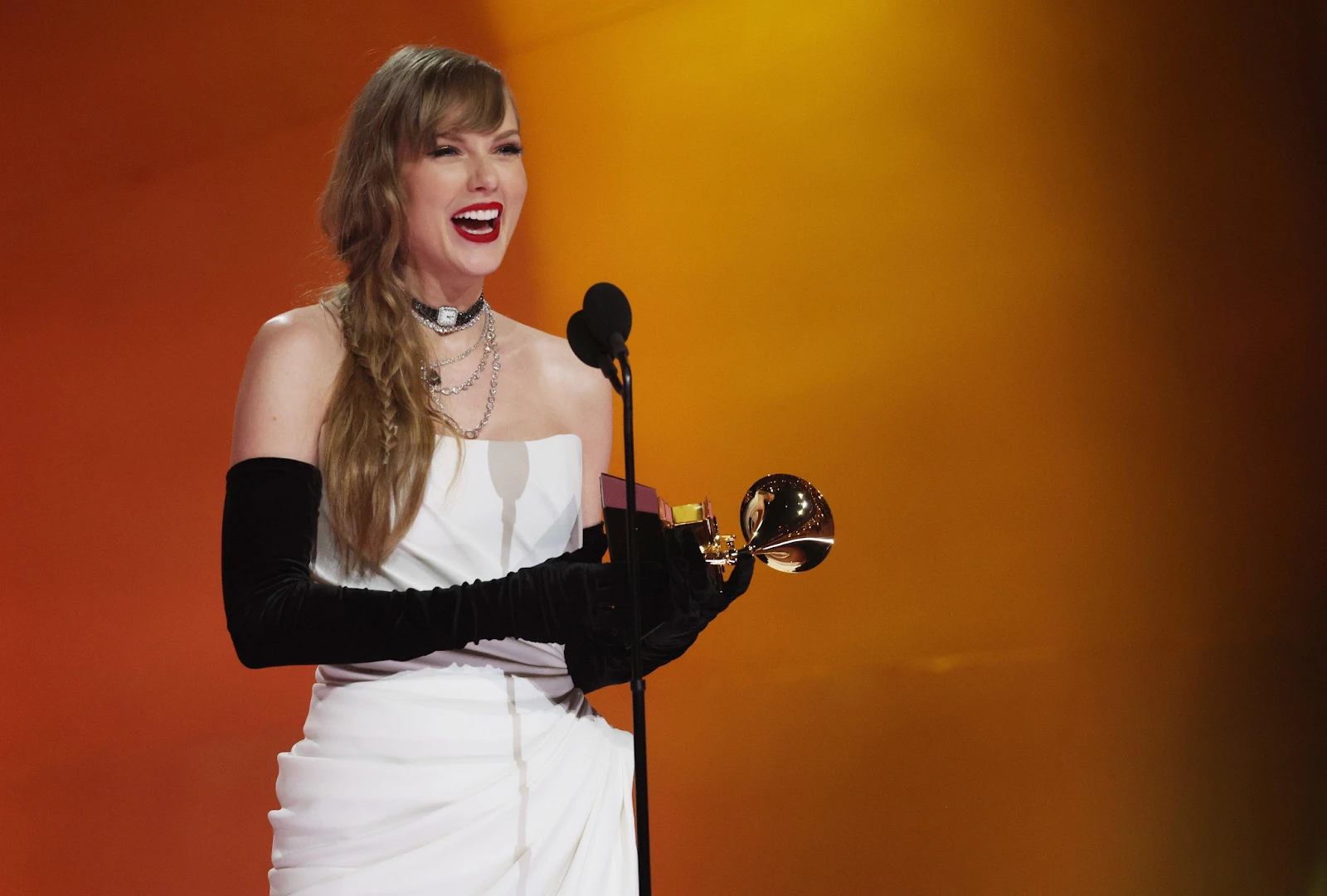 Taylor Swift vượt mặt Billie Eilish, đáp trả bất ngờ khi bị đàn em nói xấu - Hình 8