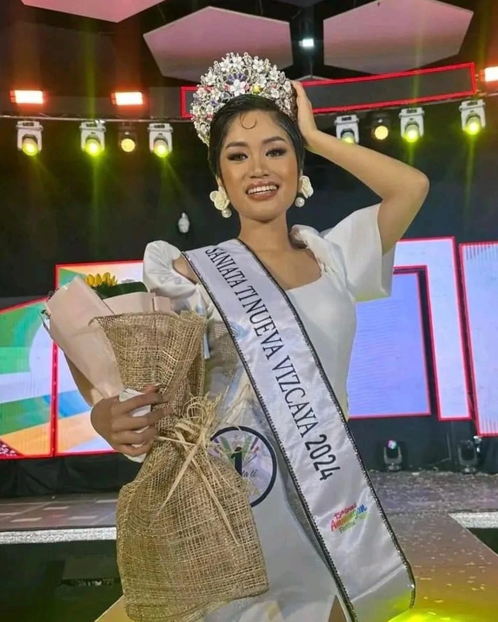 Mỹ nhân Philippines thi hoa hậu như đu idol, nhảy lên người nam ca sĩ thần tượng - Hình 5